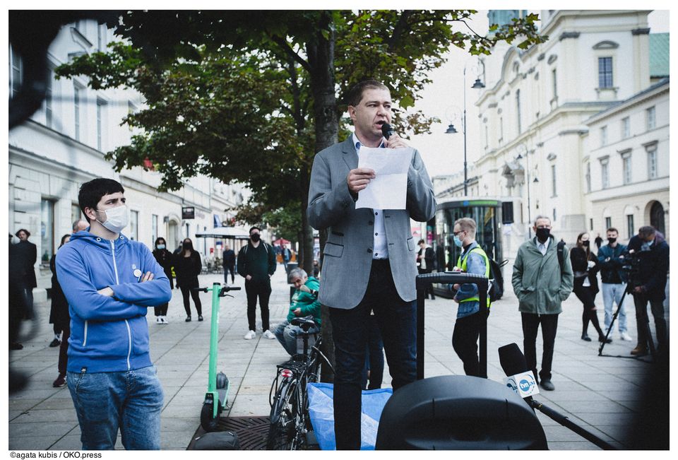 Pikieta przeciw homofobii przed bramą główną Uniwersytetu Warszawskiego