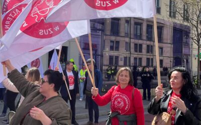 Gniew na ZUS: tłumy pod ministerstwem, „Bez nas AI sobie nie poradzi”