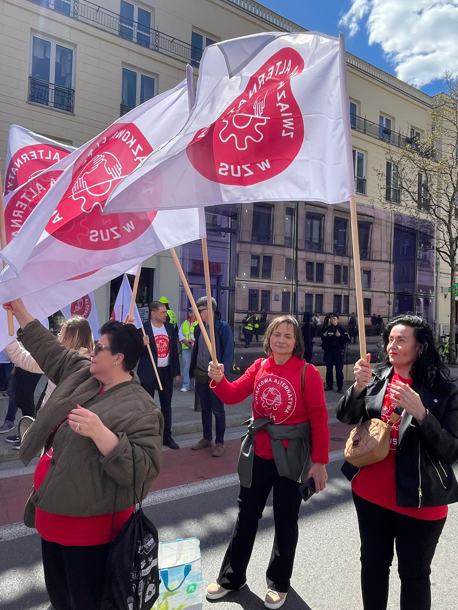 Gniew na ZUS: tłumy pod ministerstwem, „Bez nas AI sobie nie poradzi”