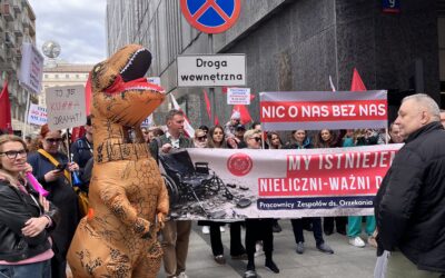 Głośny protest pod Ministerstwem Rodziny. Odpowiedź resortu? Czysta arogancja